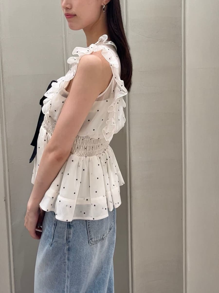 ブラック系のかごバッグ、ブルー系のデニムパンツ、その他のシャツ/ブラウスを着用したレディースの夏コーディネートの3枚目の写真