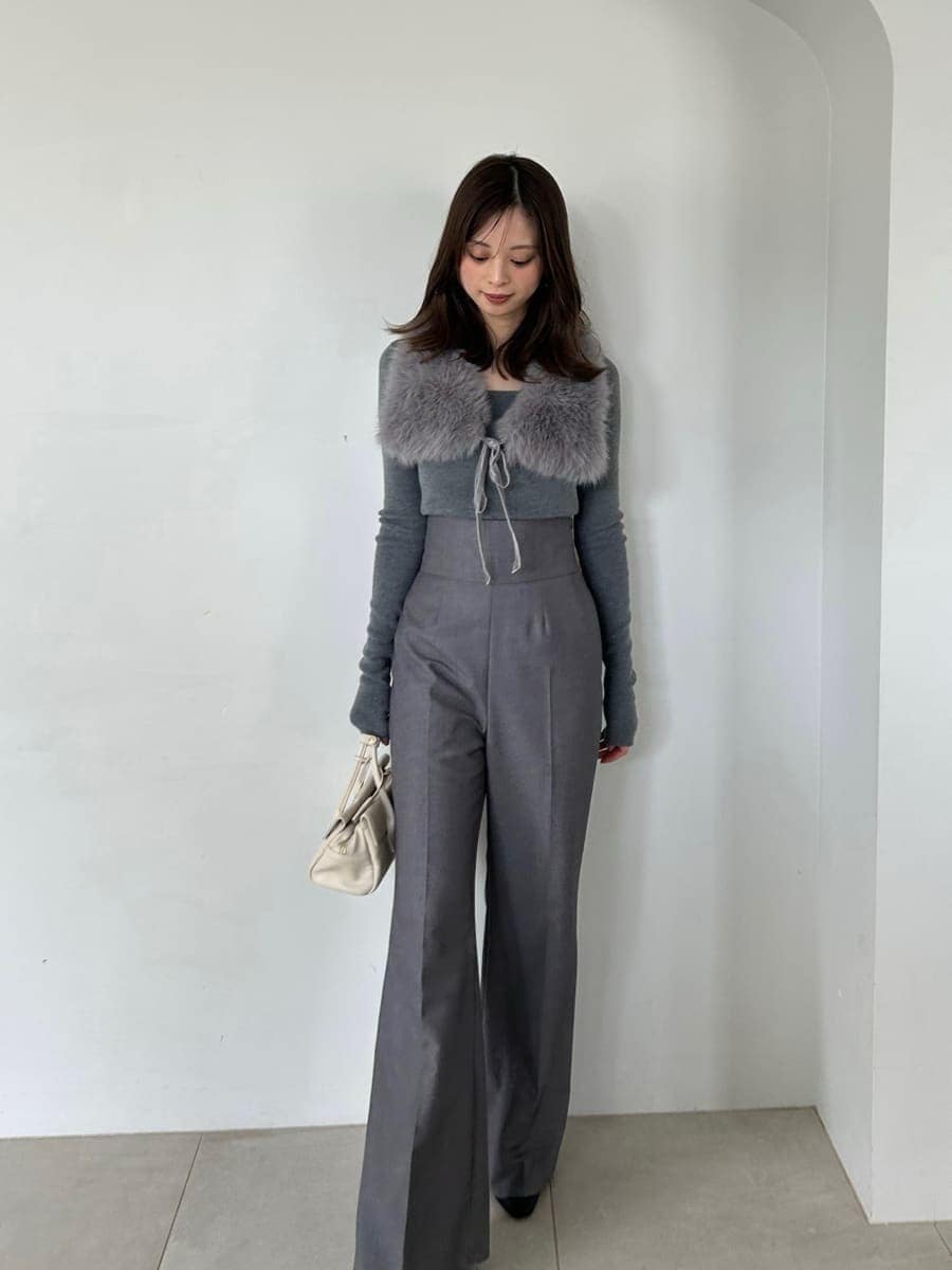 ブラック系のブーツ、グレー系のスラックス、グレー系のニット/セーターを着用したレディースの秋コーディネートの3枚目の写真