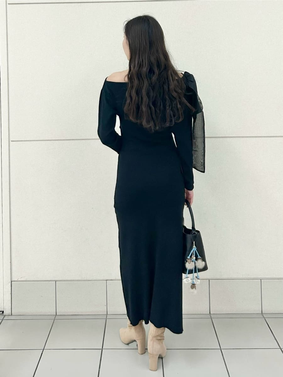 ベージュ系のブーツ、ブラック系のハンドバッグ、ブラック系のワンピースを着用したレディースの冬コーディネートの4枚目の写真