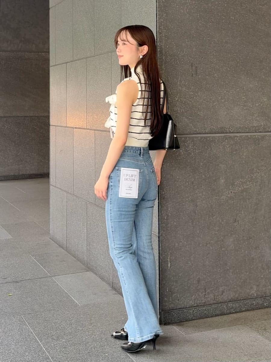 その他のニット/セーター、ブラック系のサンダル、ブラック系のボストンバッグを着用したレディースの夏コーディネートの3枚目の写真