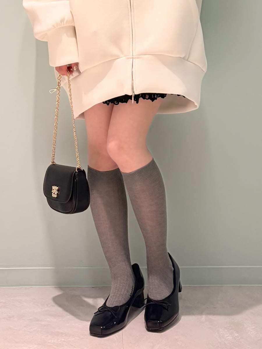 ブラック系のその他パンツ、ブラック系のショルダーバッグ、ブラック系のパンプスを着用したレディースの春コーディネートの7枚目の写真