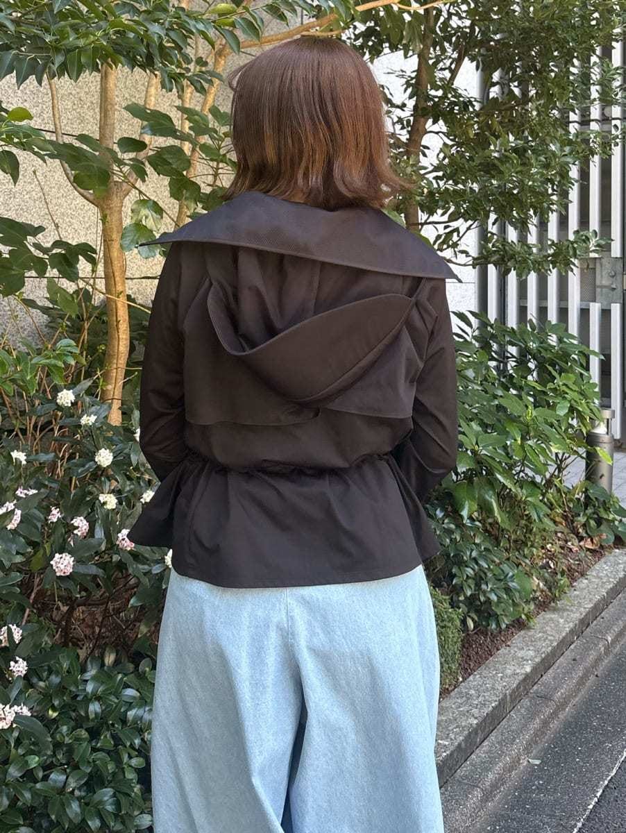ブルー系のその他パンツ、ホワイト系のショルダーバッグ、シルバー系のスニーカーを着用したレディースの春コーディネートの4枚目の写真