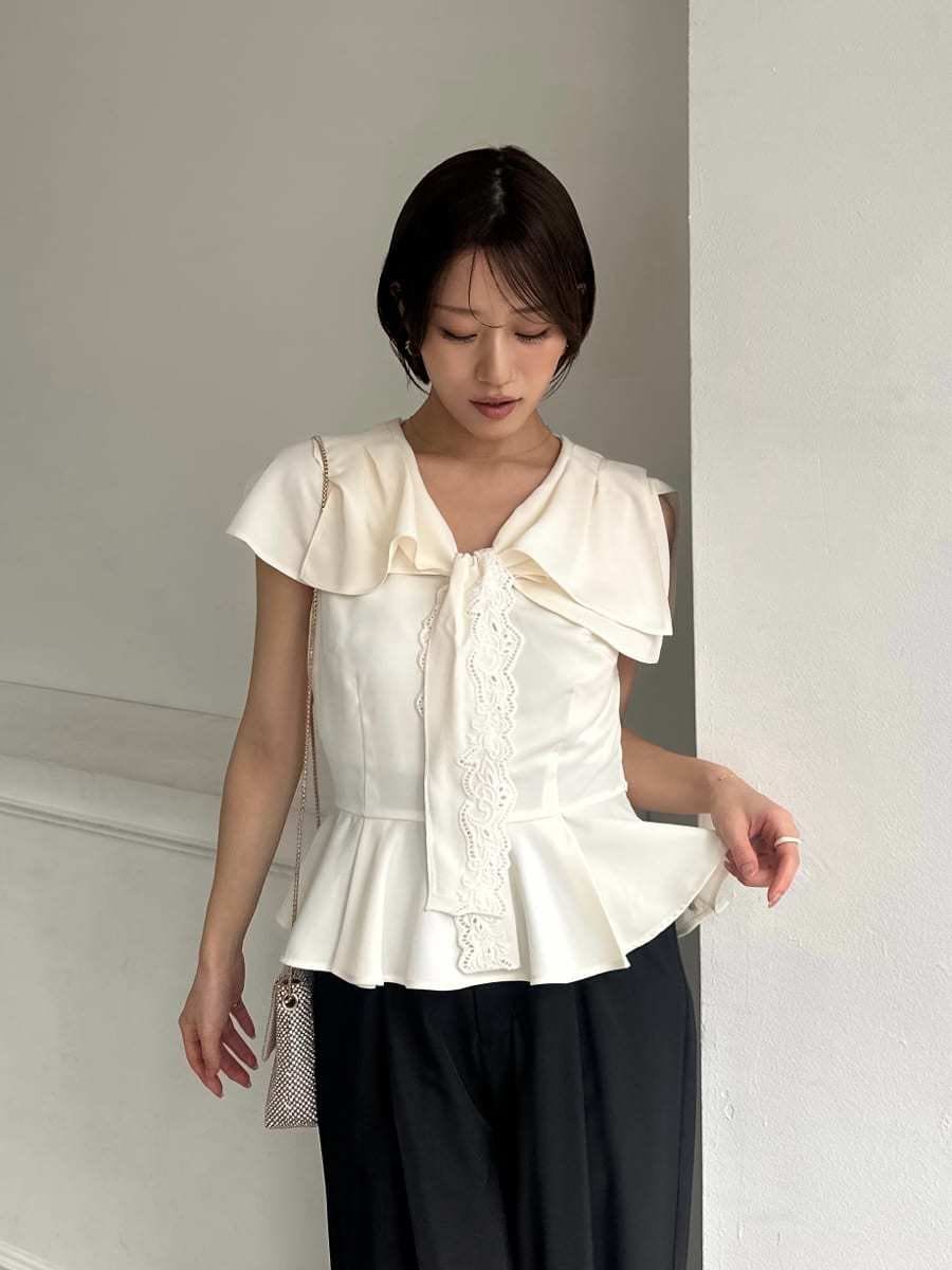 ホワイト系のシャツ/ブラウス、ブルー系のその他パンツを着用したレディースの春コーディネートの3枚目の写真