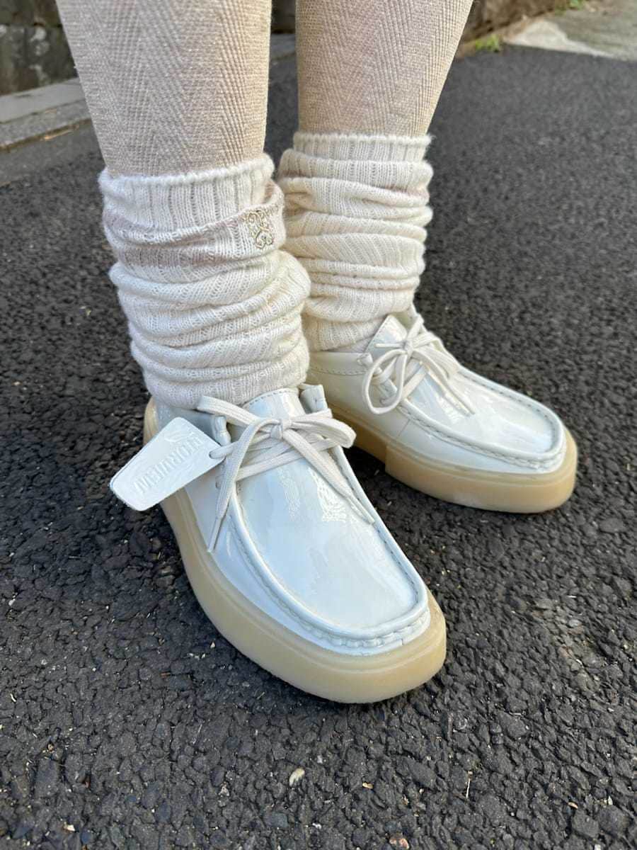 ホワイト系のテーラードジャケット、ホワイト系のその他パンツ、ホワイト系のその他シューズを着用したレディースの冬コーディネートの5枚目の写真