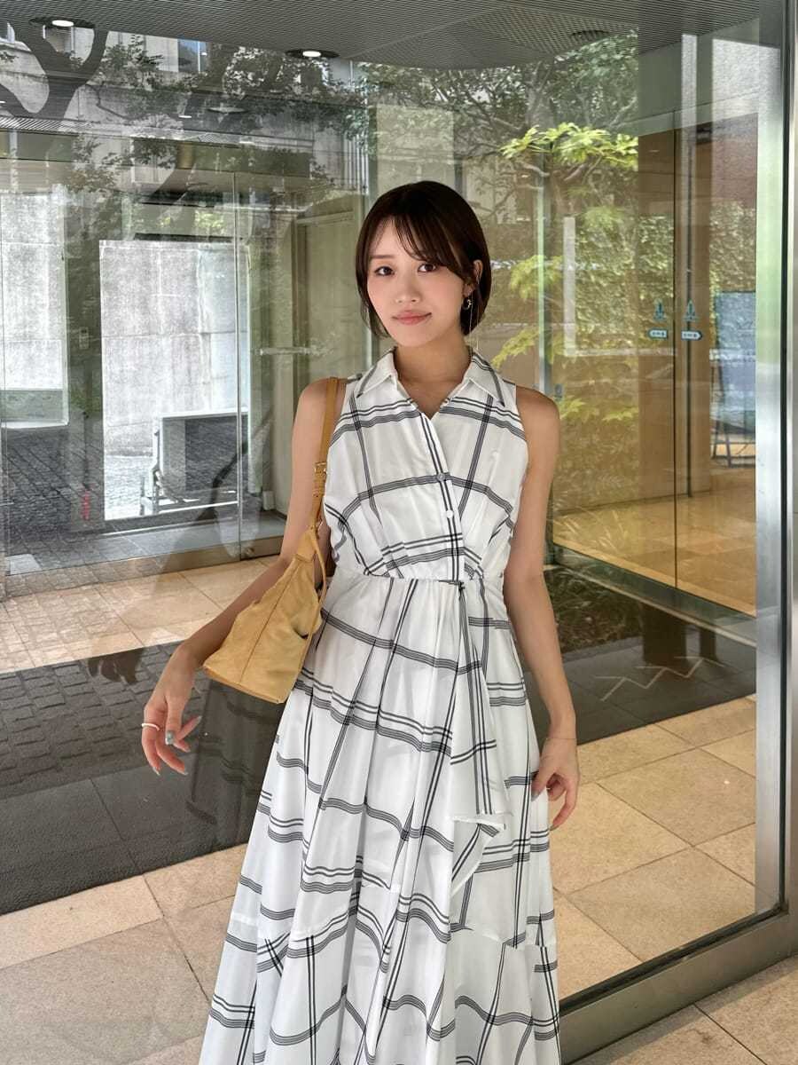 その他のワンピース、ブラウン系のブーツ、イエロー系のショルダーバッグを着用したレディースの夏コーディネートの4枚目の写真