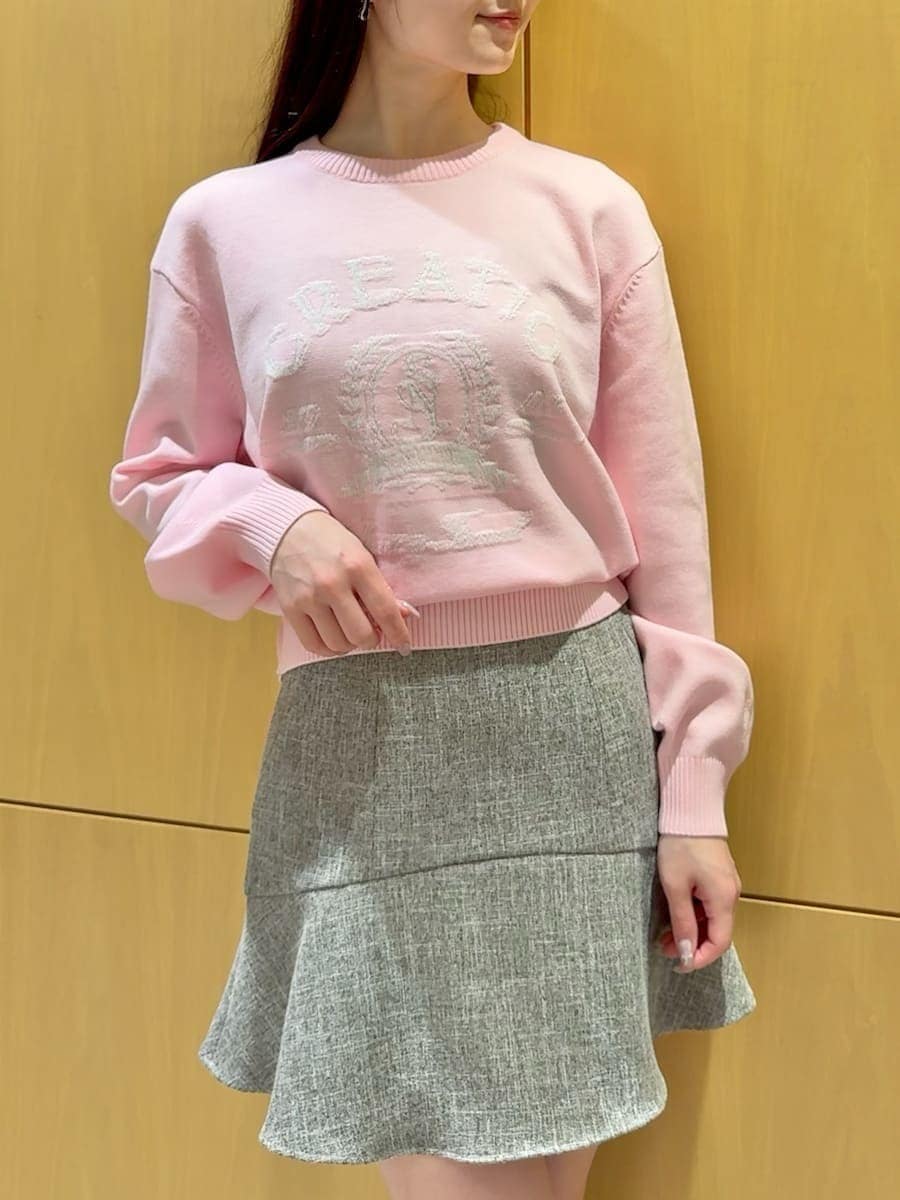 ホワイト系のステンカラーコート、その他のその他パンツ、ブラウン系のハンドバッグを着用したレディースの冬コーディネートの6枚目の写真