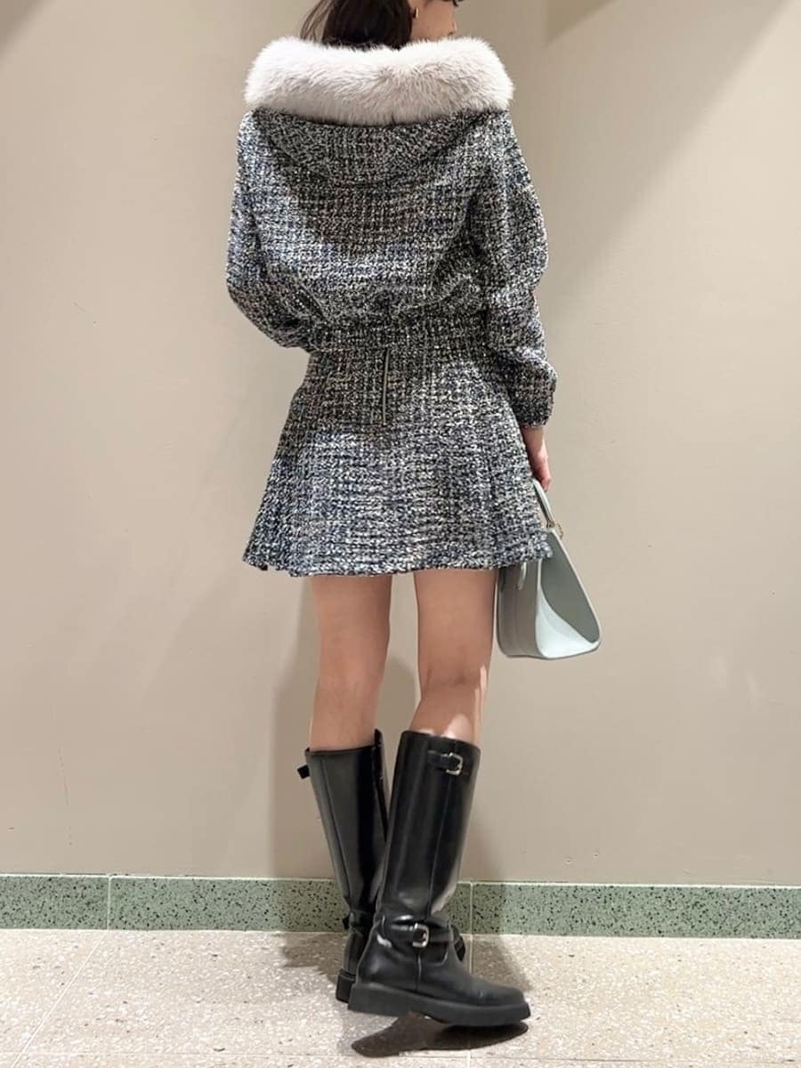 ブラック系のブーツ、ブルー系のブルゾン、ブルー系のスカートを着用したレディースの冬コーディネートの2枚目の写真