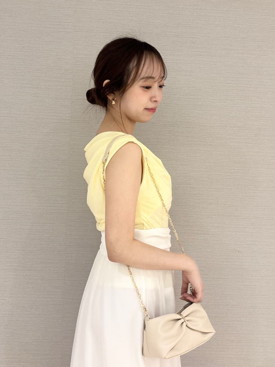 ホワイト系のスカート、イエロー系のTシャツ/カットソー、その他のサンダルを着用したレディースの夏コーディネートの6枚目の写真