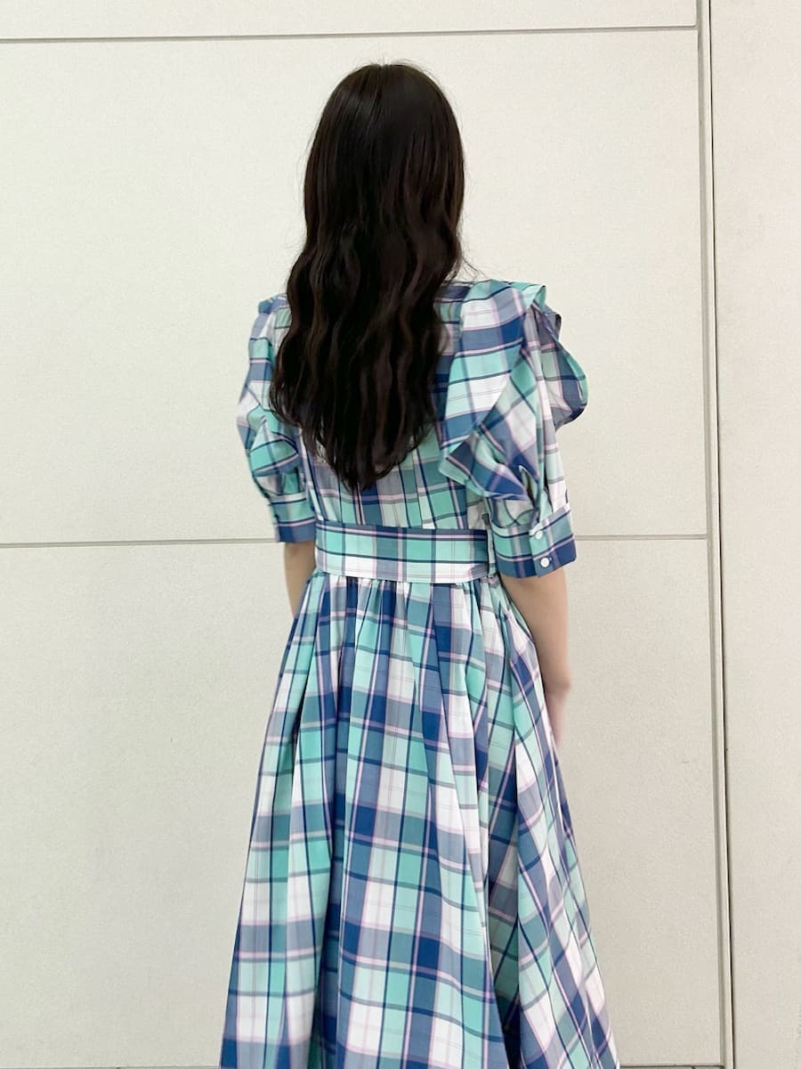 その他のワンピース、ブラック系のショルダーバッグを着用したレディースの冬コーディネートの8枚目の写真