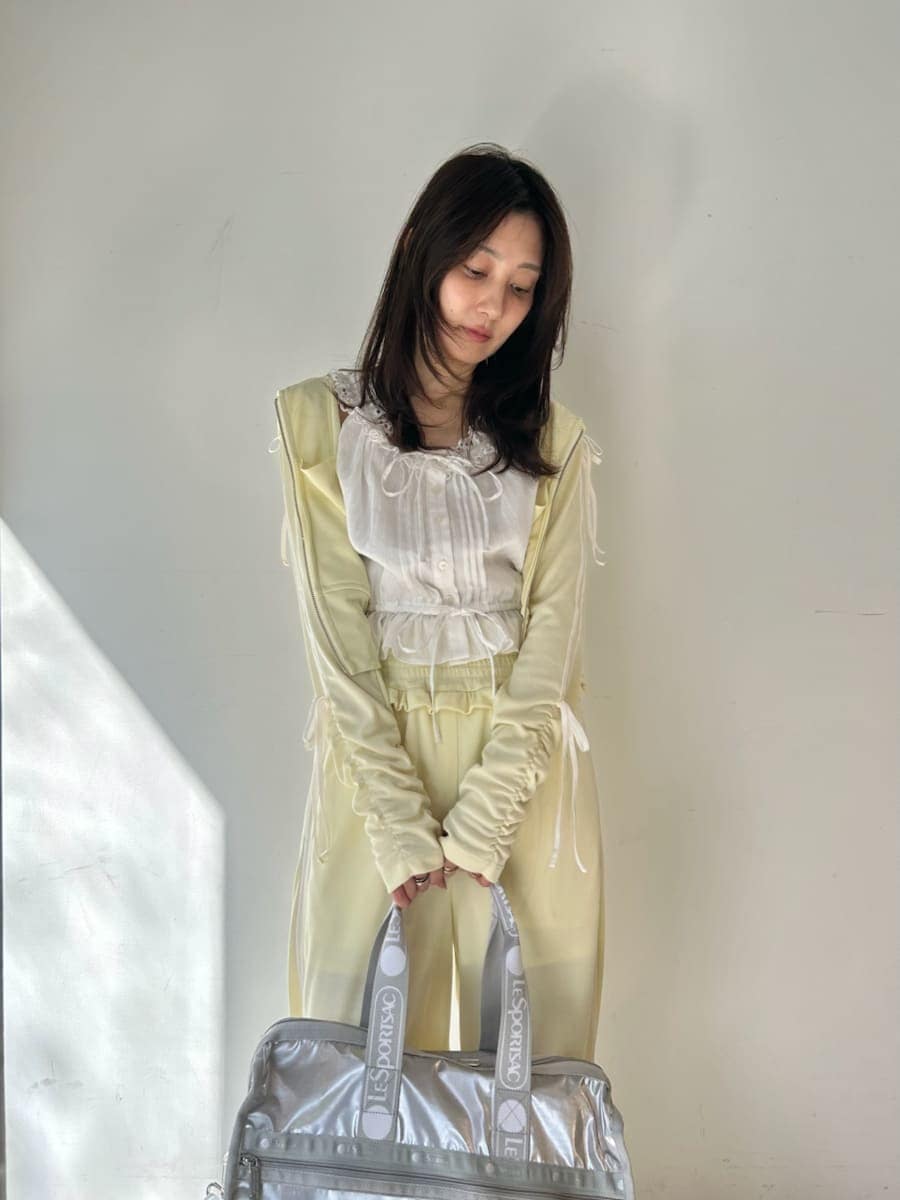 イエロー系のパーカー、イエロー系のその他パンツ、ホワイト系のシャツ/ブラウスを着用したレディースの春コーディネートの5枚目の写真