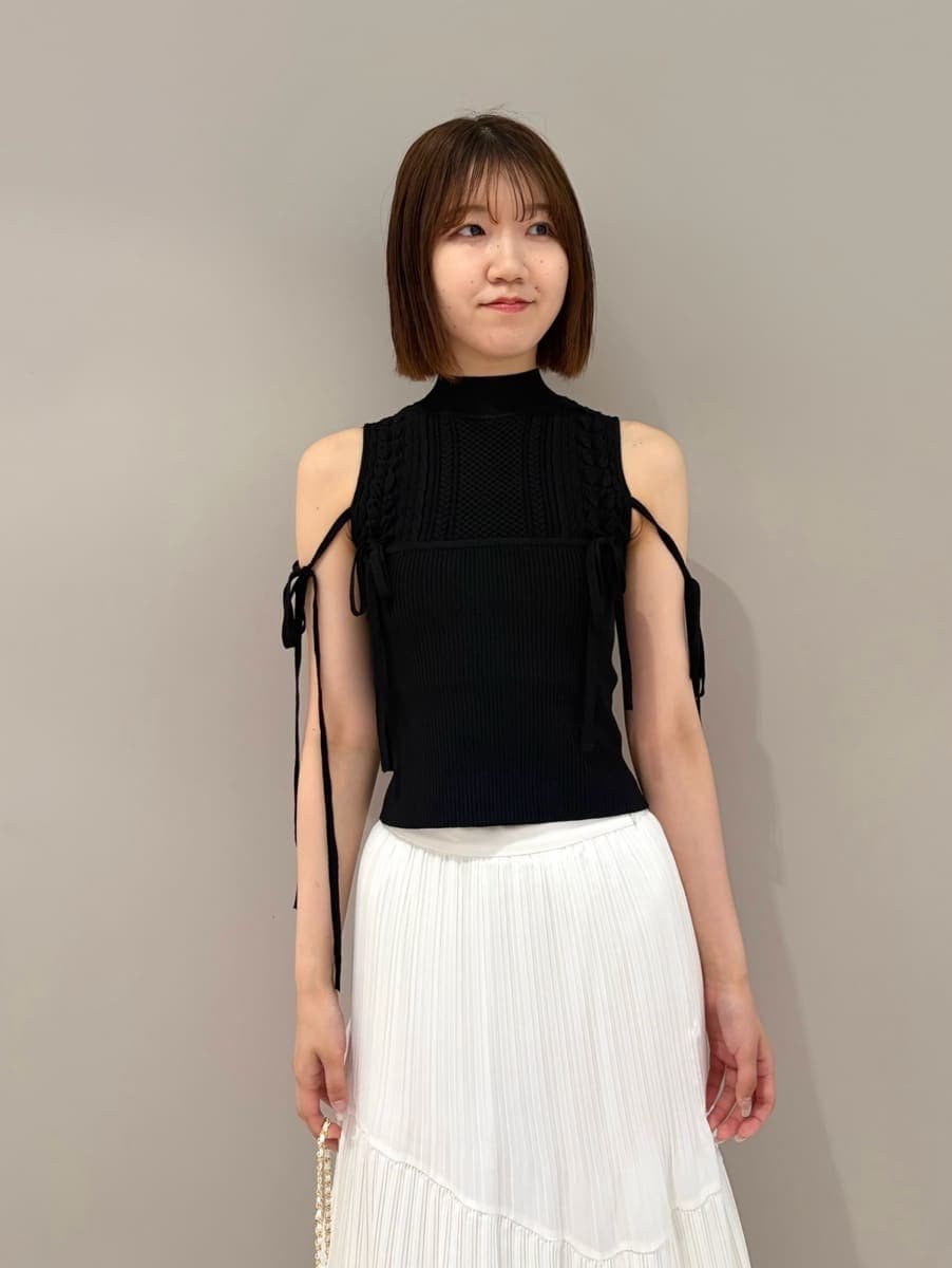 ホワイト系のサンダル、ホワイト系のスカート、ブラック系のニット/セーターを着用したレディースの夏コーディネートの4枚目の写真