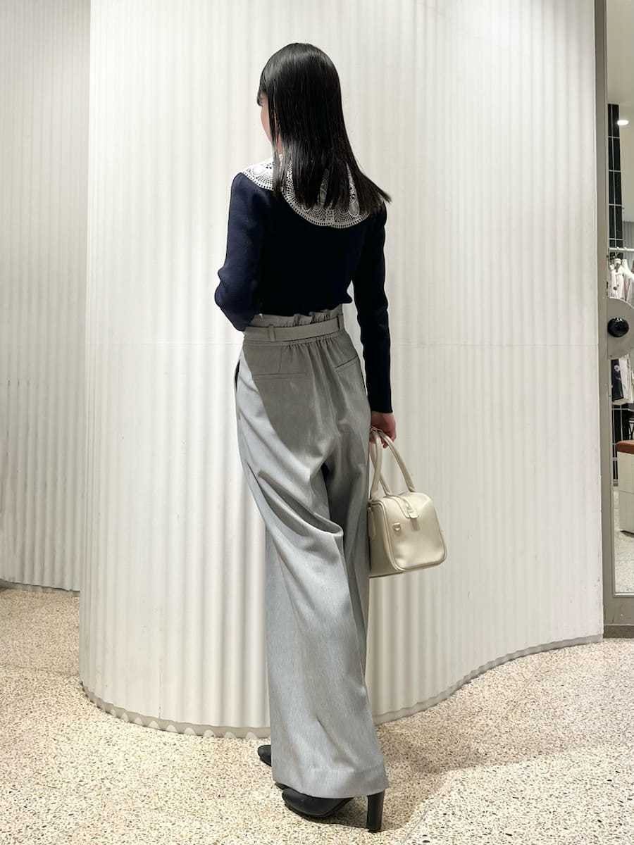 ブラック系のブーツ、ブルー系のニット/セーター、グレー系のその他パンツを着用したレディースの冬コーディネートの2枚目の写真