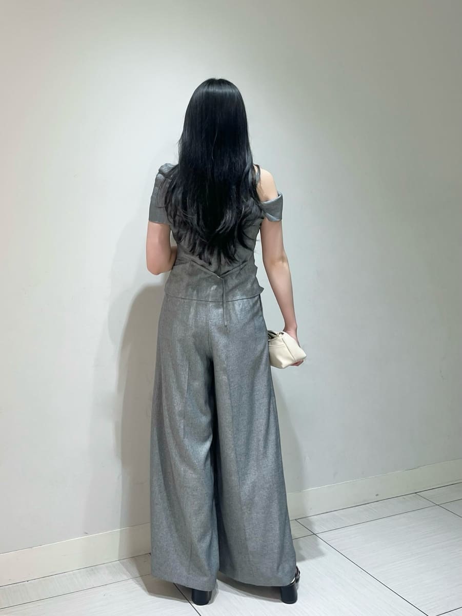 グレー系のその他パンツ、ブラック系のサンダルを着用したレディースの春コーディネートの3枚目の写真