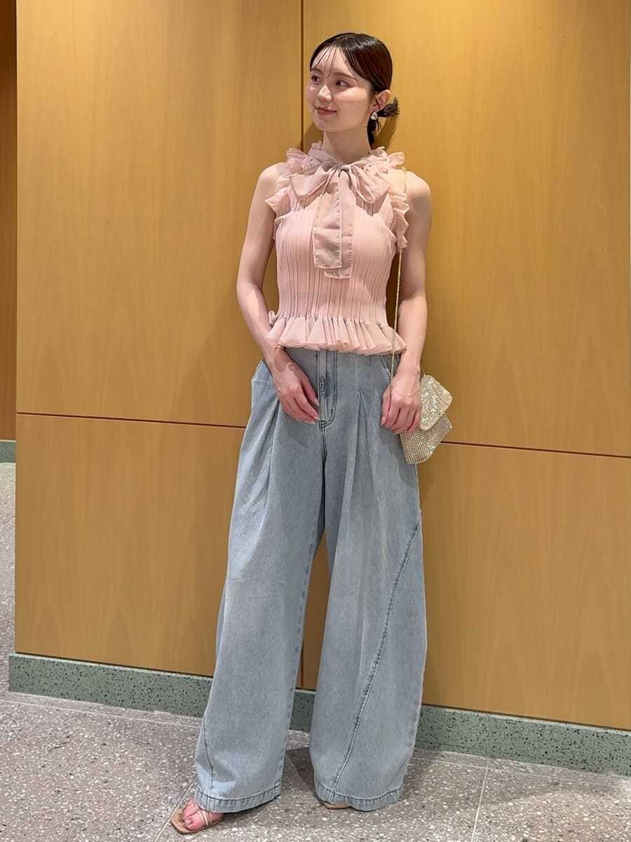 ブルー系のデニムパンツ、その他のサンダル、ピンク系のニット/セーターを着用したレディースの夏コーディネートの4枚目の写真