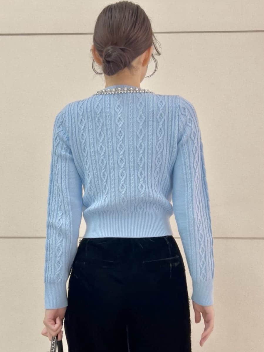 ブラック系のその他パンツ、ブルー系のニット/セーター、その他のショルダーバッグを着用したレディースの秋コーディネートの7枚目の写真