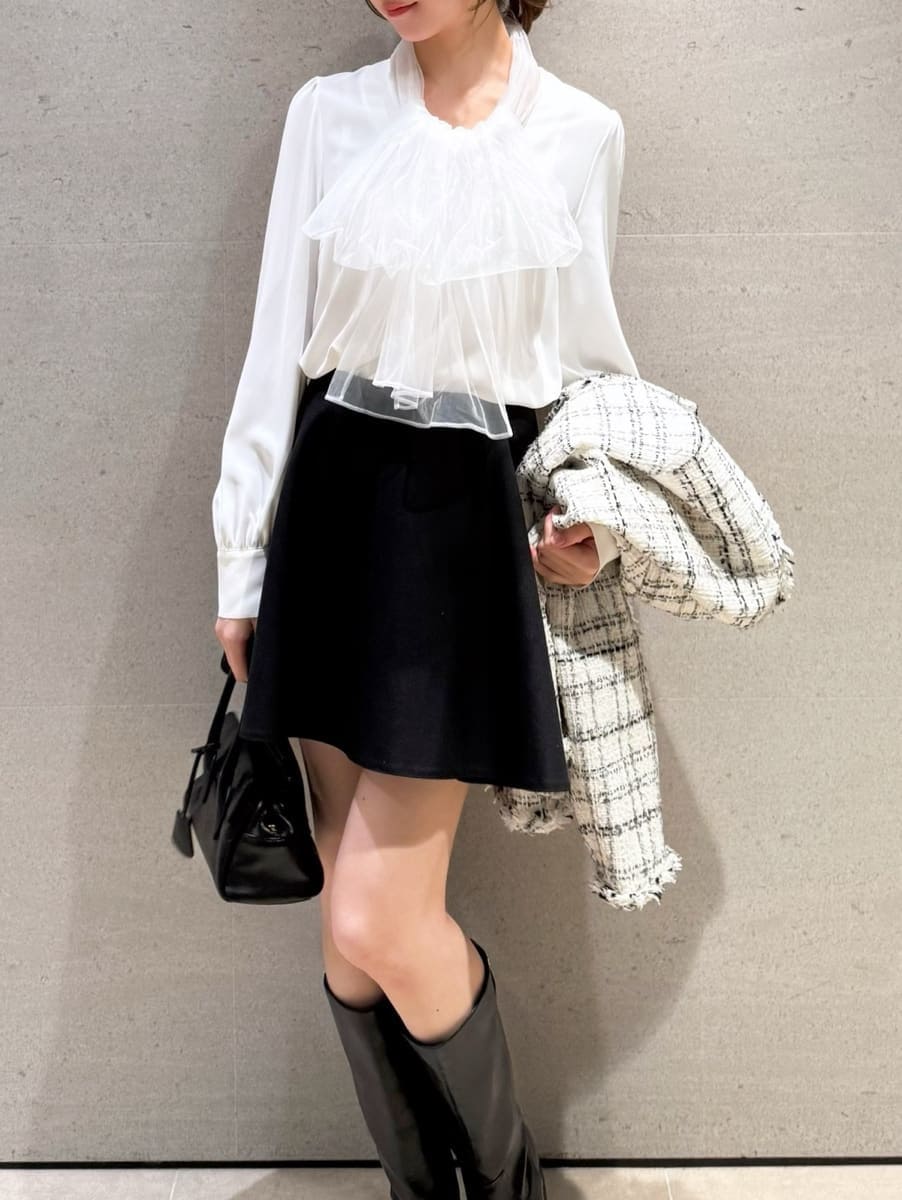 ブラック系のボストンバッグ、ホワイト系のノーカラージャケット、ブラック系のその他パンツを着用したレディースの冬コーディネートの5枚目の写真