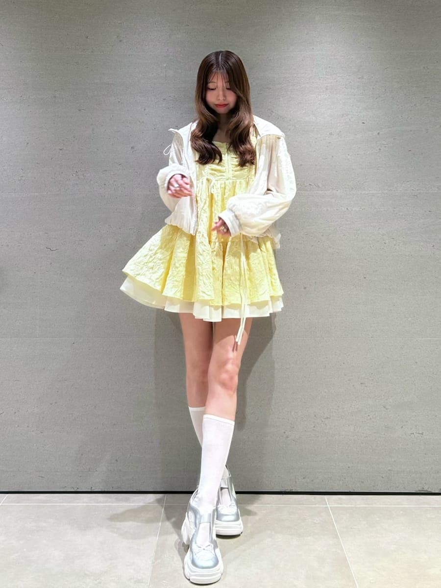 ホワイト系のブルゾン、シルバー系のスニーカーを着用したレディースの春コーディネートの2枚目の写真