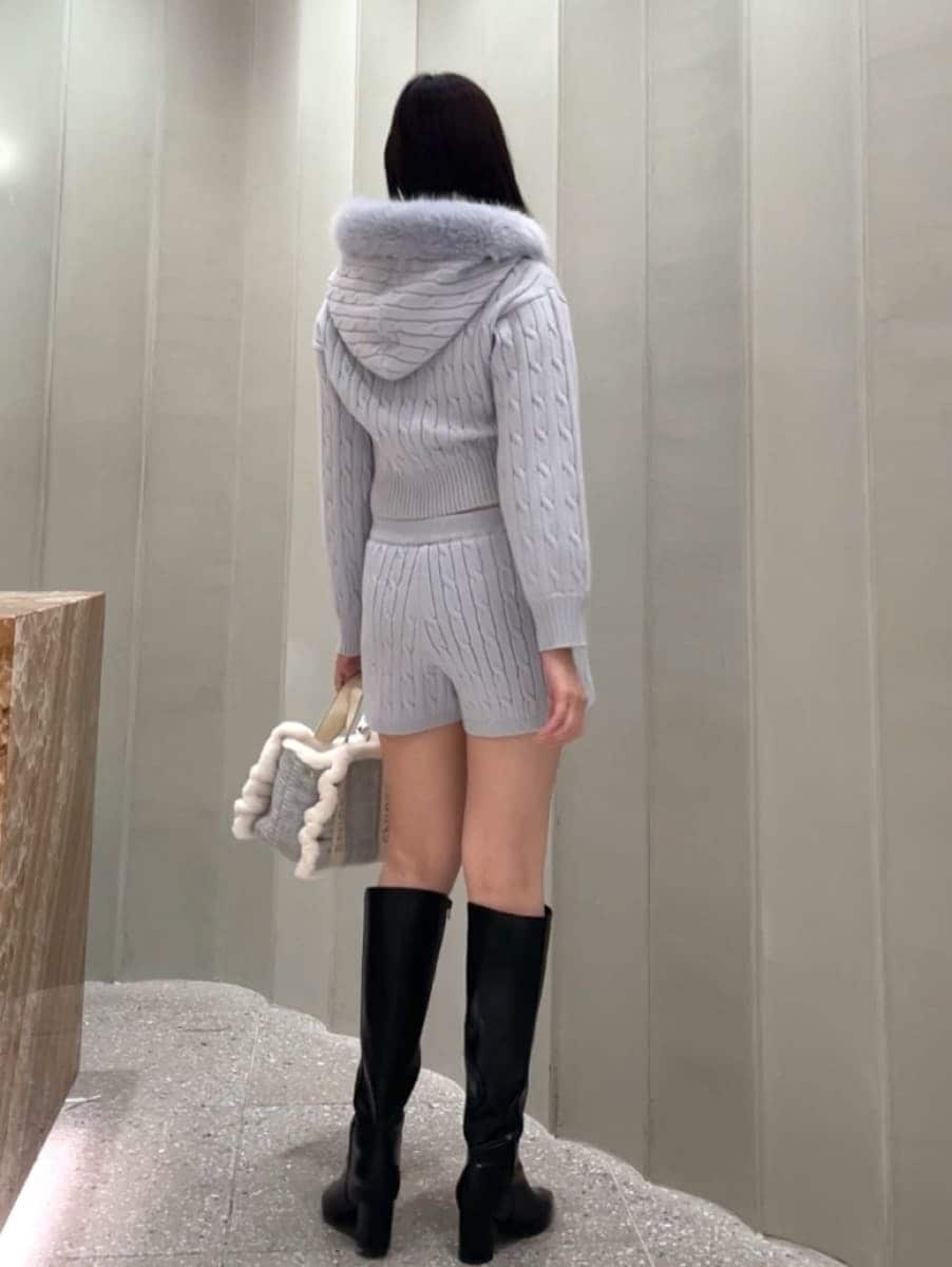ブルー系のその他パンツ、ブルー系のパーカー、ブラック系のブーツを着用したレディースの秋コーディネートの6枚目の写真