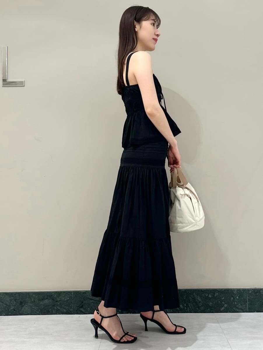 ブラック系のシャツ/ブラウス、ブラック系のスカート、ブラック系のサンダルを着用したレディースの夏コーディネートの5枚目の写真