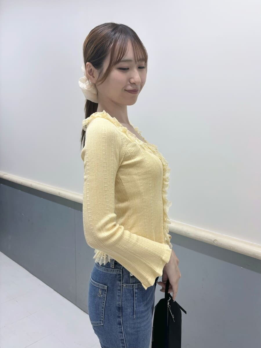イエロー系のニット/セーター、ブラック系のサンダル、ブルー系のデニムパンツを着用したレディースの夏コーディネートの3枚目の写真