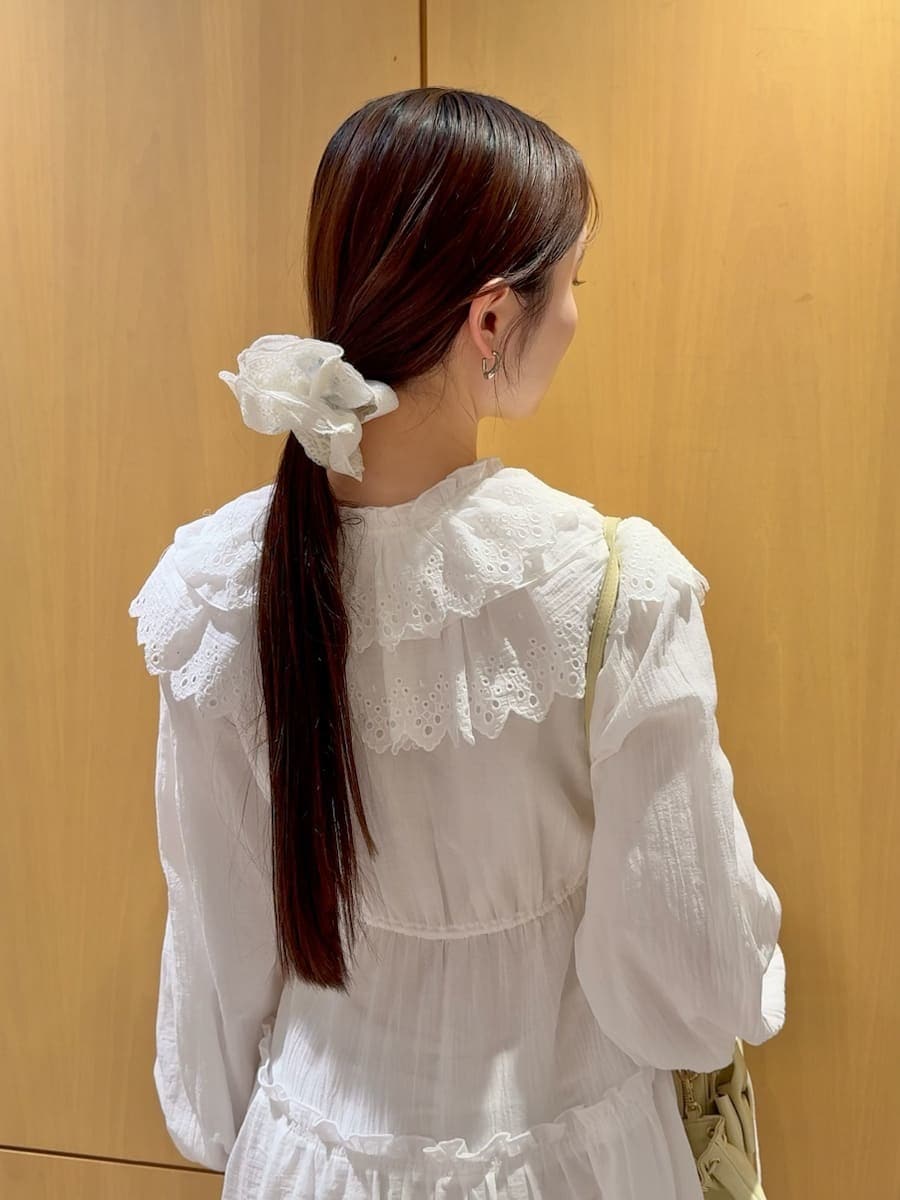 ホワイト系のその他トップス、イエロー系のショルダーバッグを着用したレディースの冬コーディネートの7枚目の写真