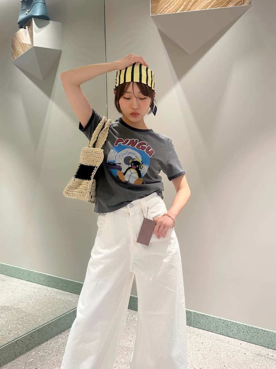 ホワイト系のデニムパンツ、グレー系のTシャツ/カットソー、ブラック系のトートバッグを着用したレディースの夏コーディネートの4枚目の写真