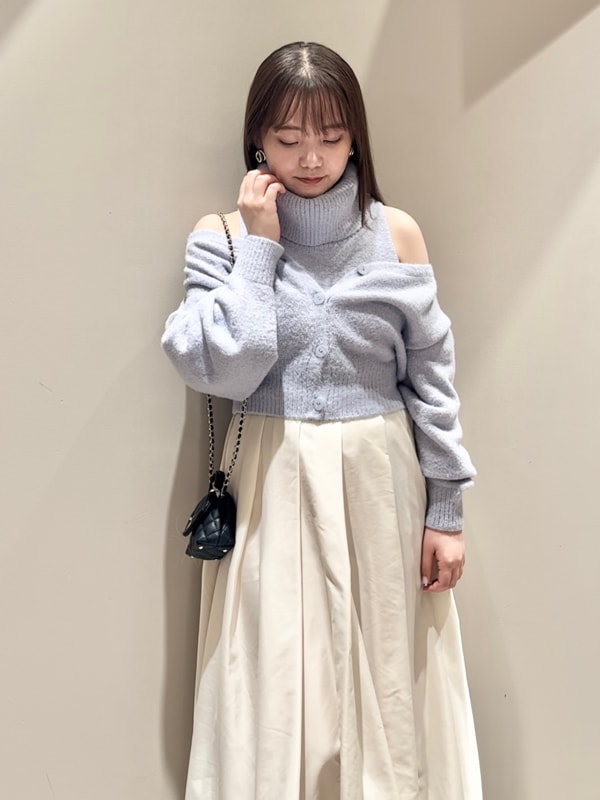 ブルー系のニット/セーター、ブルー系のカーディガン/ボレロ、ホワイト系のスカートを着用したレディースの秋コーディネートの3枚目の写真