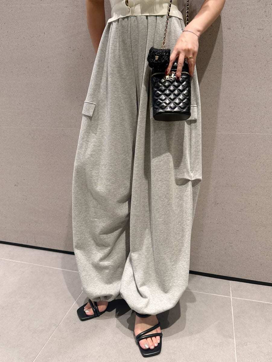 その他のニット/セーター、グレー系のその他パンツ、ブラック系のショルダーバッグを着用したレディースの夏コーディネートの5枚目の写真