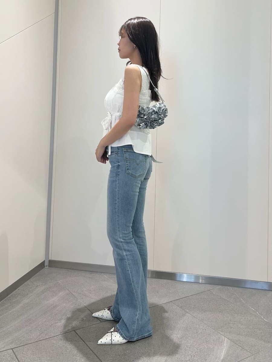 ホワイト系のシャツ/ブラウス、ブルー系のデニムパンツ、その他のパンプスを着用したレディースの春コーディネートの2枚目の写真