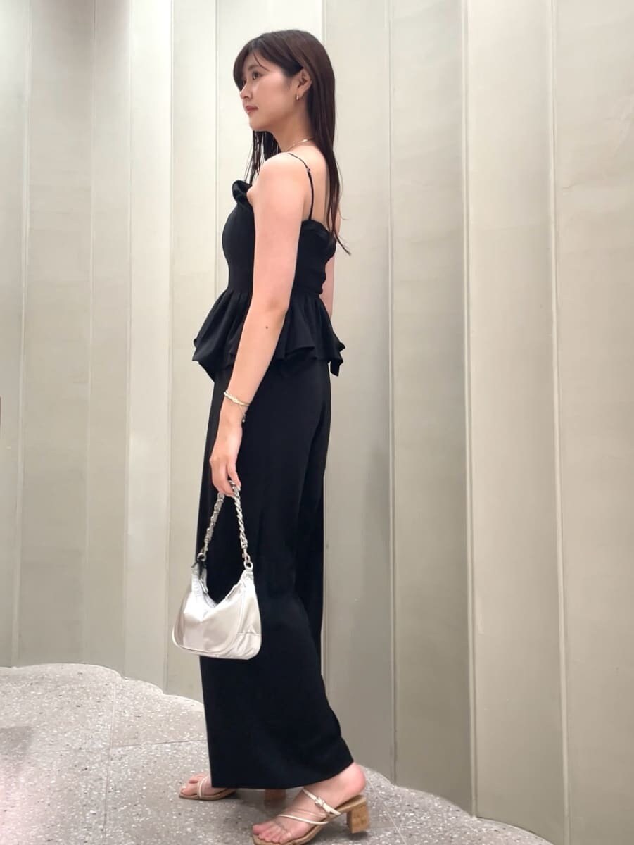 ブラック系のその他パンツ、ブラック系のその他トップス、シルバー系のショルダーバッグを着用したレディースの夏コーディネートの5枚目の写真