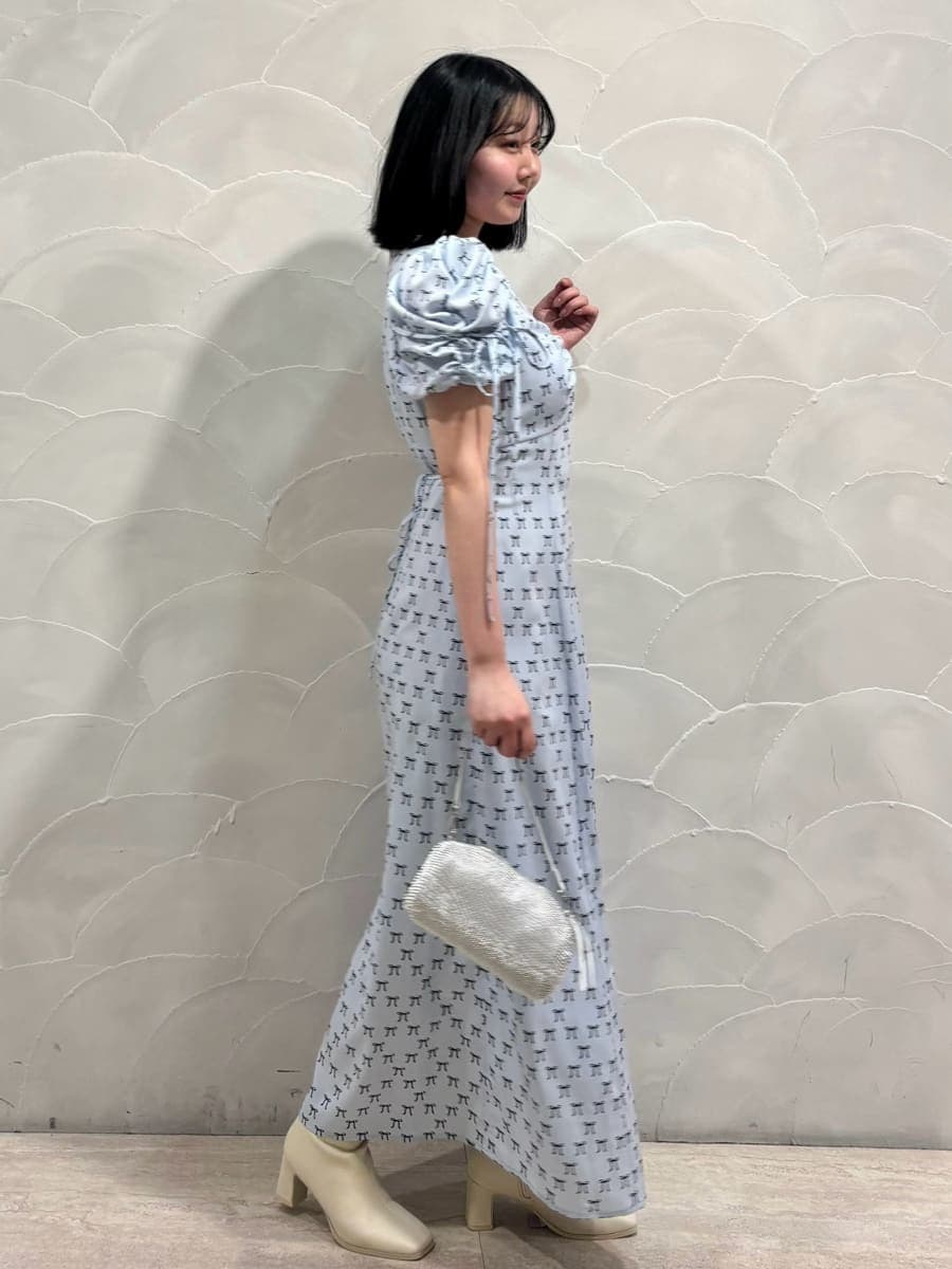 ブルー系のワンピースを着用したレディースの冬コーディネートの2枚目の写真