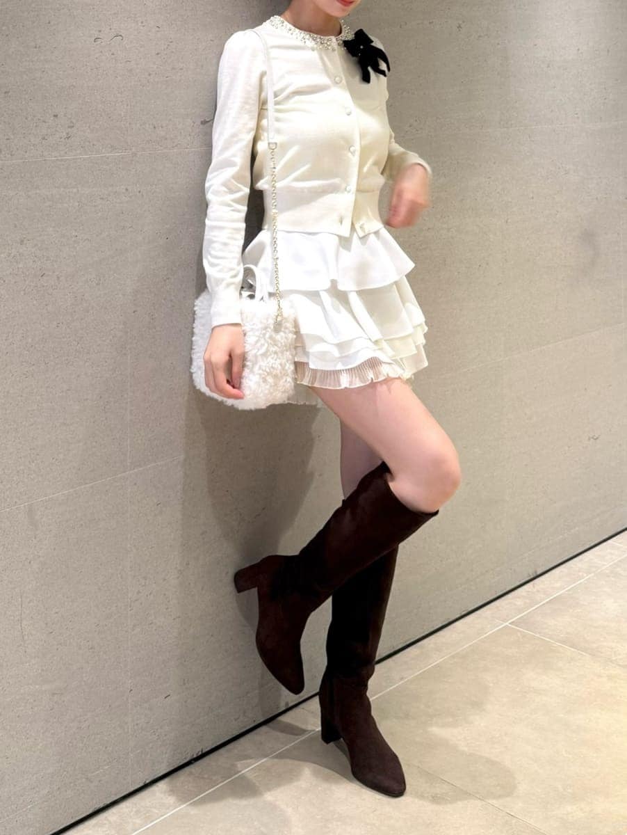 ブラウン系のブーツ、ホワイト系のカーディガン/ボレロ、ホワイト系のその他パンツを着用したレディースの秋コーディネートの6枚目の写真