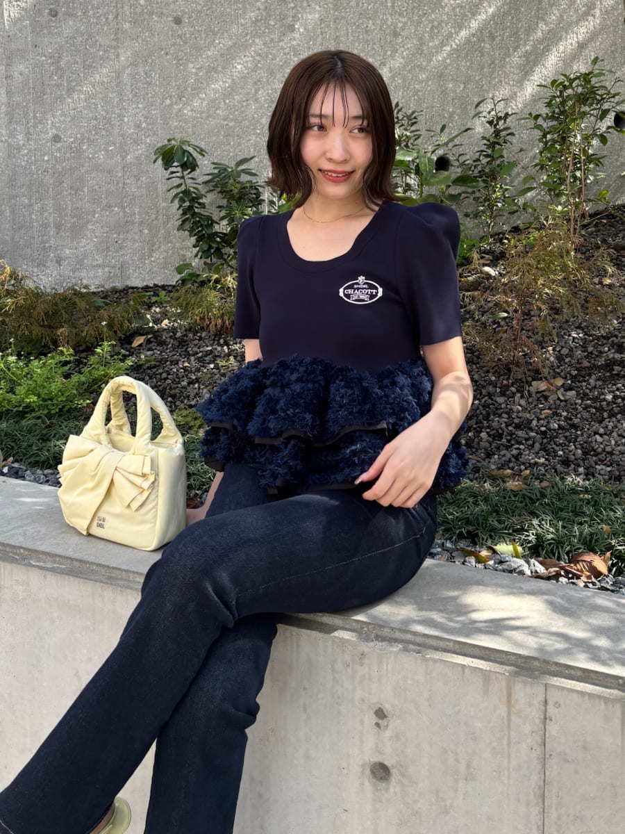 ブルー系のその他パンツ、ブルー系のニット/セーター、イエロー系のパンプスを着用したレディースの春コーディネートの7枚目の写真