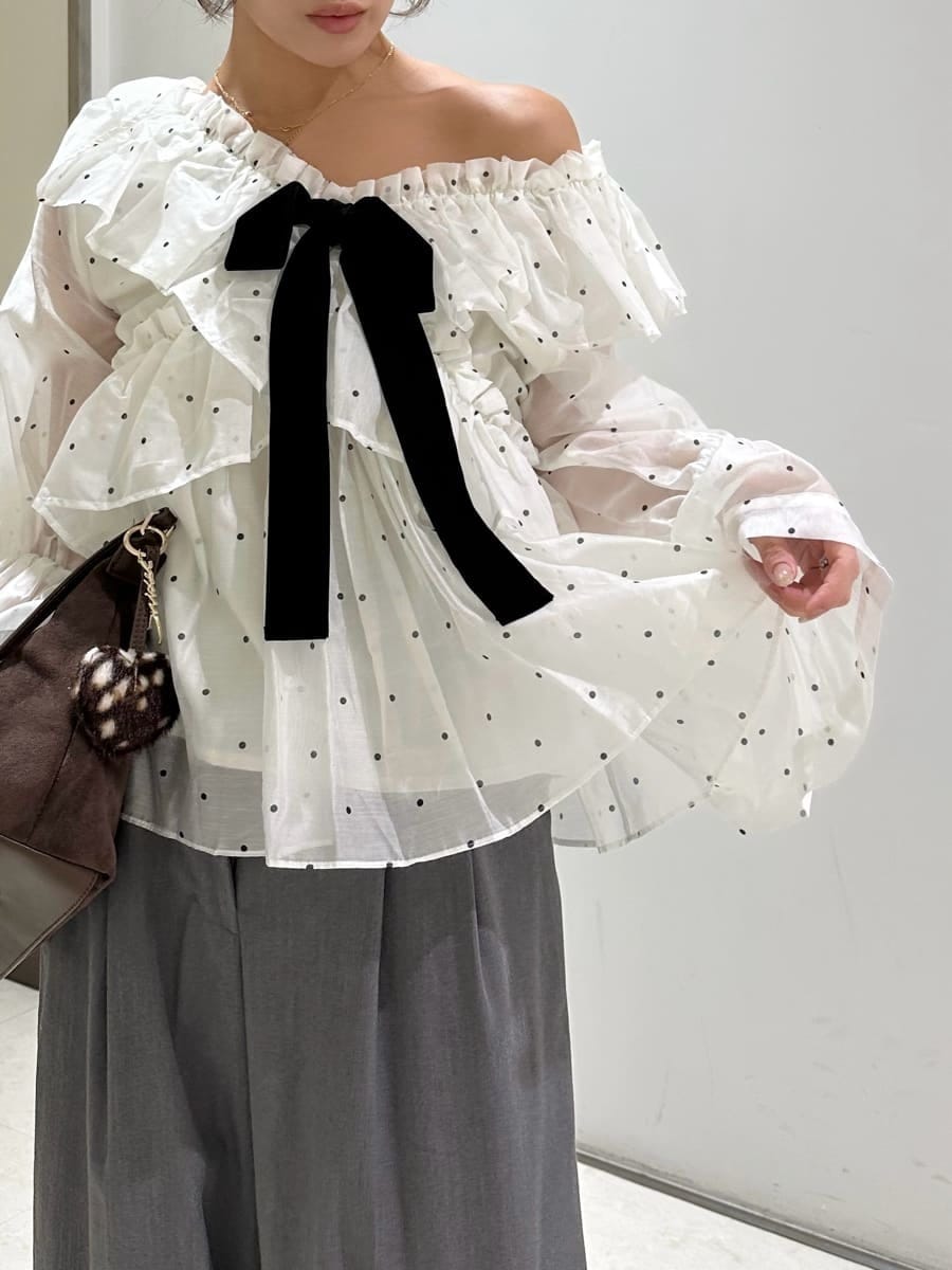 グレー系のその他パンツ、その他のシャツ/ブラウス、ブラウン系のパンプスを着用したレディースの秋コーディネートの6枚目の写真