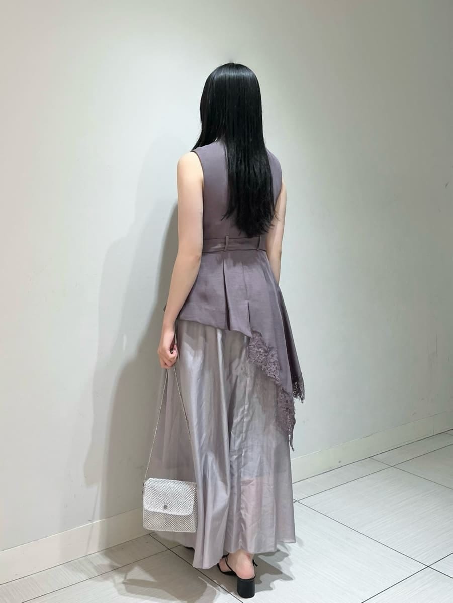 グレー系のワンピース、ブラック系のサンダルを着用したレディースの春コーディネートの2枚目の写真