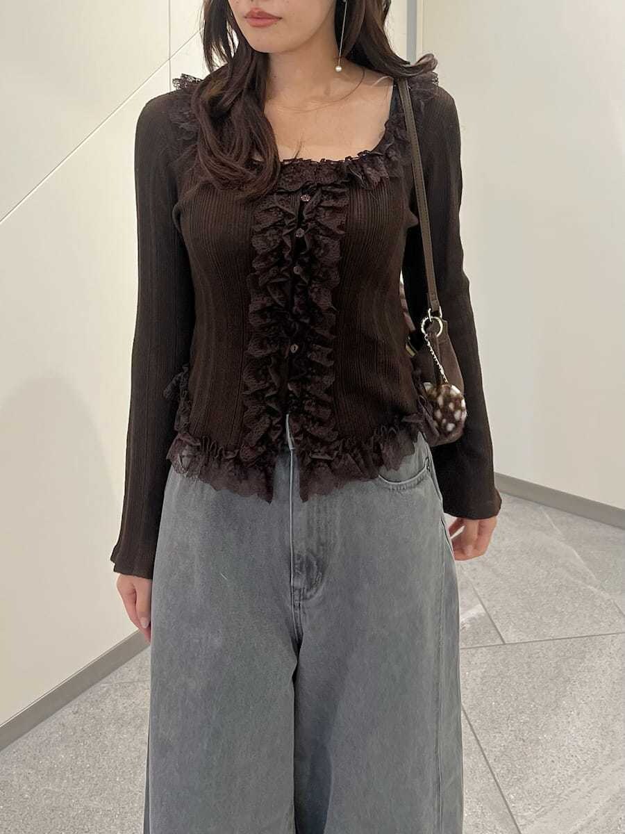 グレー系のデニムパンツ、ブラウン系のニット/セーター、その他のサンダルを着用したレディースの夏コーディネートの4枚目の写真