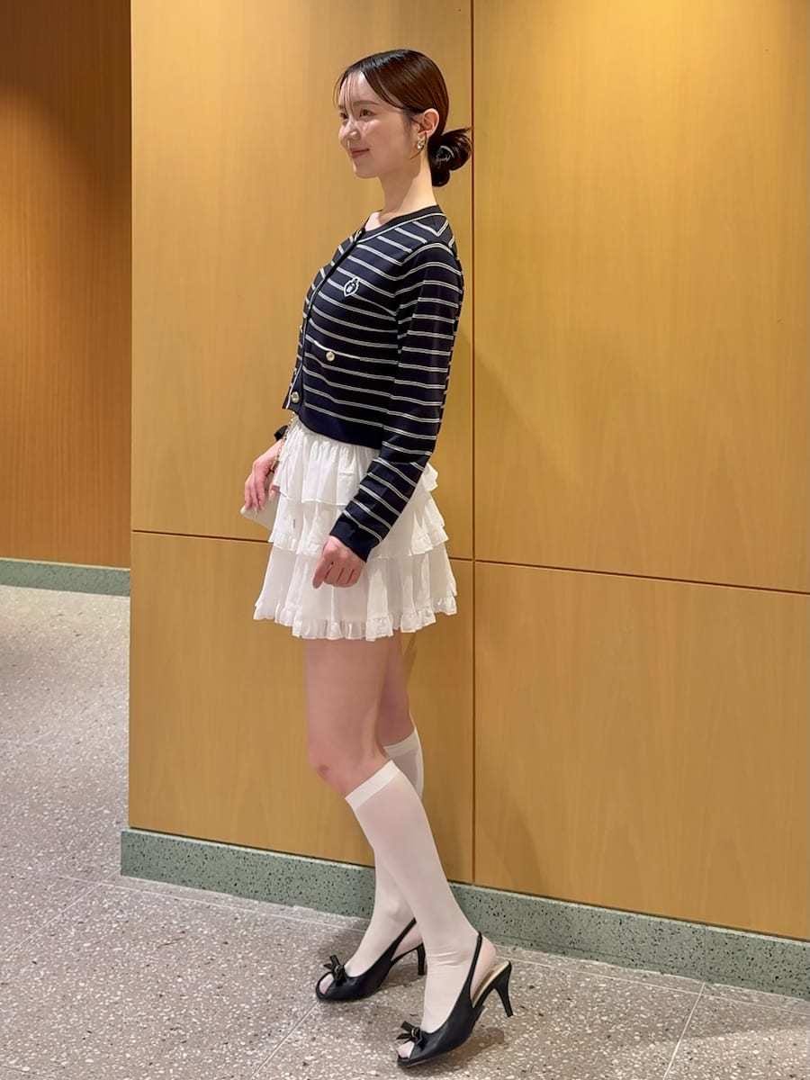 ブルー系のカーディガン/ボレロ、ホワイト系のその他パンツを着用したレディースの夏コーディネートの2枚目の写真