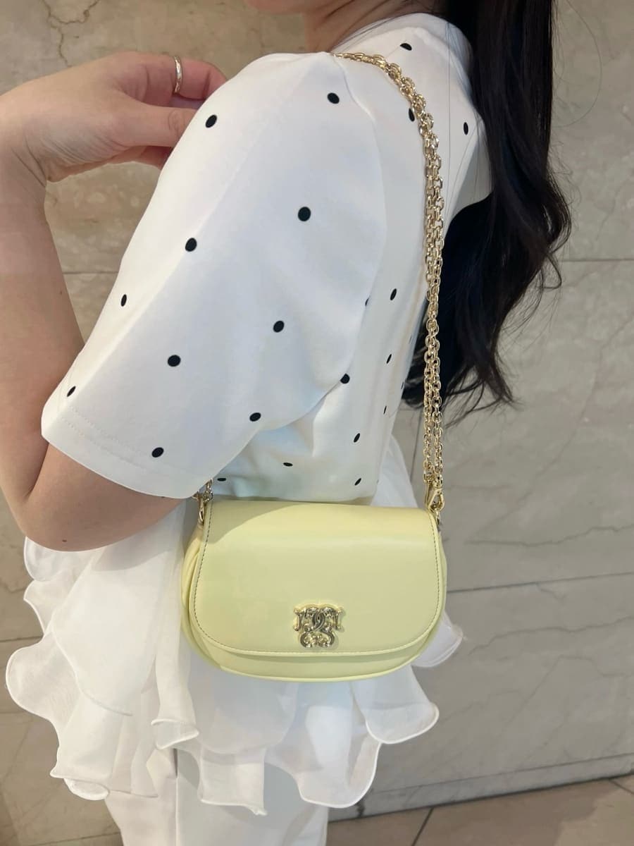 ホワイト系のその他パンツ、その他のTシャツ/カットソー、イエロー系のパンプスを着用したレディースの春コーディネートの7枚目の写真