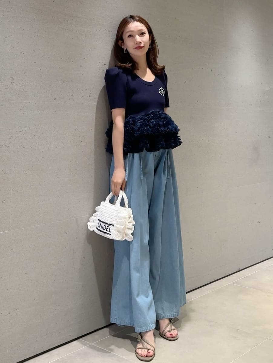 ブルー系のその他パンツ、ブルー系のニット/セーター、ホワイト系のショルダーバッグを着用したレディースの春コーディネートの4枚目の写真