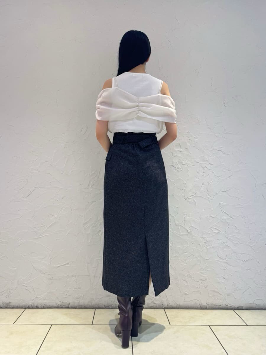 ホワイト系のTシャツ/カットソー、グレー系のスカート、レッド系のブーツを着用したレディースの夏コーディネートの3枚目の写真