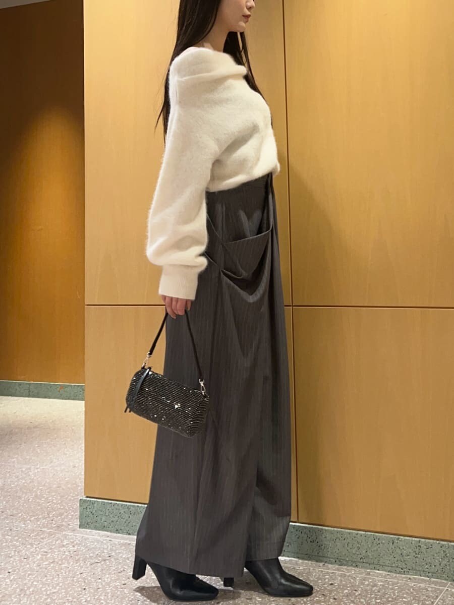 ブラック系のブーツ、グレー系のニット/セーター、グレー系のその他パンツを着用したレディースの秋コーディネートの4枚目の写真