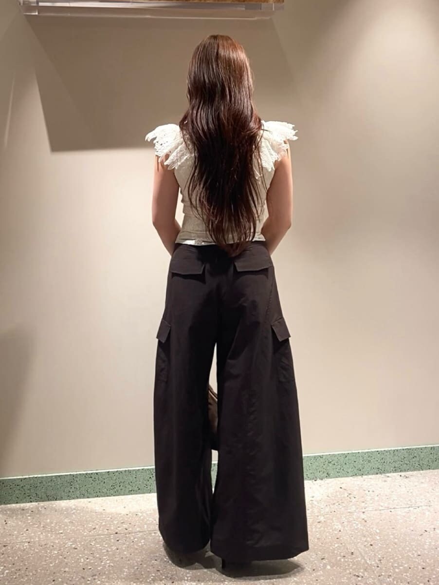 ブラウン系のその他パンツ、ホワイト系のTシャツ/カットソー、ブラウン系のサンダルを着用したレディースの夏コーディネートの5枚目の写真