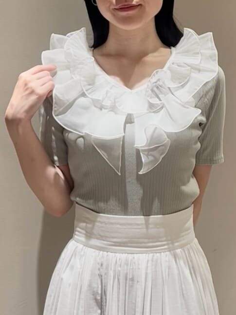 グリーン系のTシャツ/カットソー、ホワイト系のスカート、ブラウン系のハンドバッグを着用したレディースの夏コーディネートの4枚目の写真