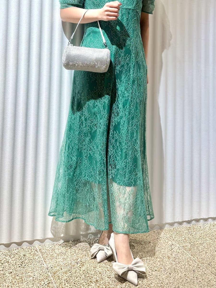 グレー系のストール/ショールを着用したレディースの冬コーディネートの6枚目の写真