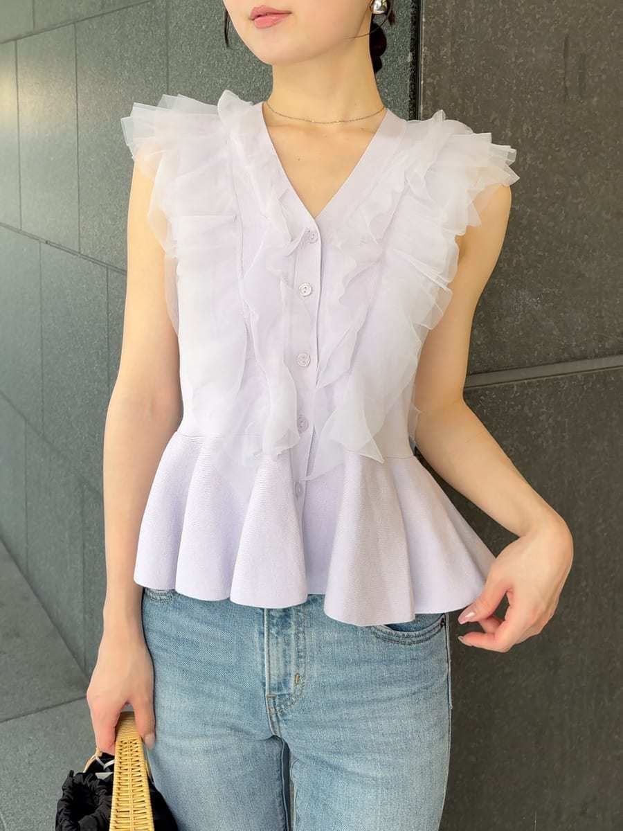 ブルー系のデニムパンツ、ブラック系のかごバッグ、パープル系のニット/セーターを着用したレディースの夏コーディネートの5枚目の写真