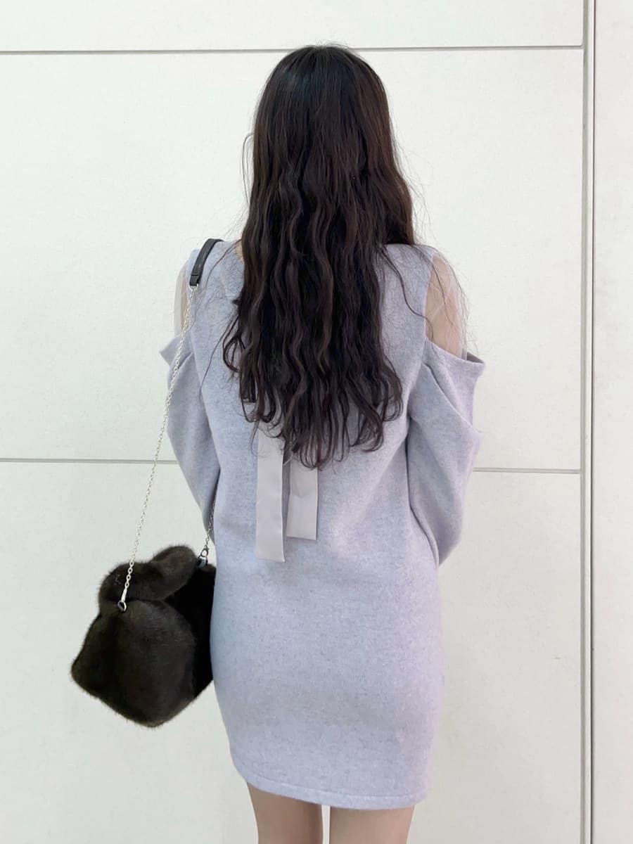 ブラック系のブーツ、パープル系のワンピース、ブラウン系のハンドバッグを着用したレディースの冬コーディネートの7枚目の写真