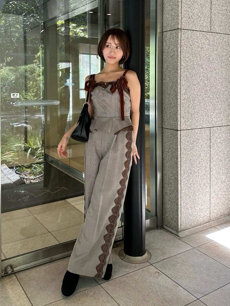 その他のその他パンツ、その他のその他トップス、ブラック系のブーツを着用したレディースの夏コーディネートの4枚目の写真
