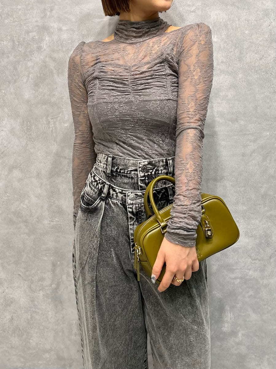 グレー系のTシャツ/カットソー、グレー系のデニムパンツ、グリーン系のボストンバッグを着用したレディースの秋コーディネートの6枚目の写真