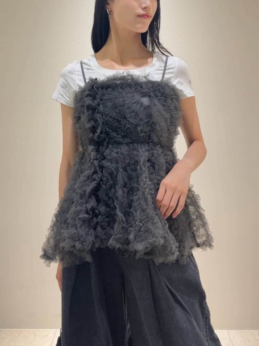 ブラック系のショルダーバッグ、ブラック系のデニムパンツ、グレー系のシャツ/ブラウスを着用したレディースの夏コーディネートの2枚目の写真