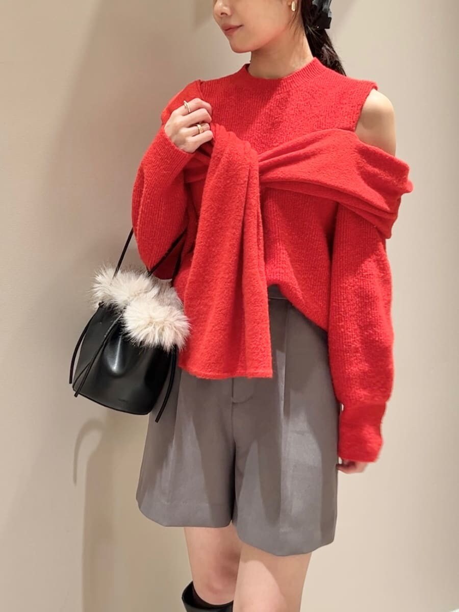 グレー系のその他パンツ、ブラック系のブーツ、レッド系のニット/セーターを着用したレディースの冬コーディネートの5枚目の写真